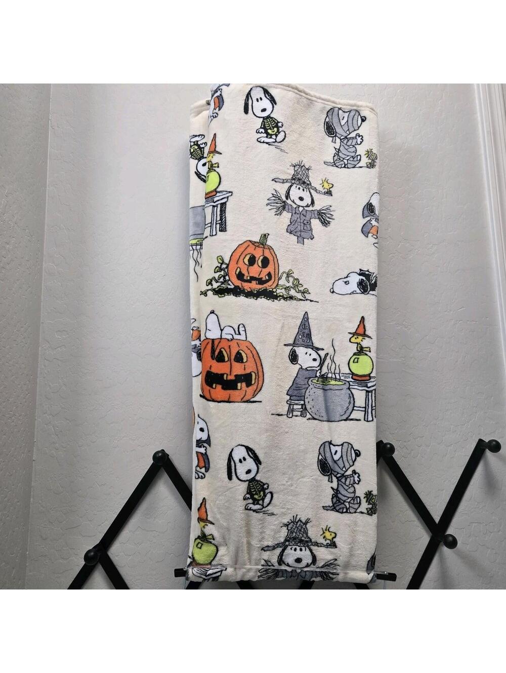 Peanuts Snoopy Halloween 50 x 70 Blanket Woodstock Vampire Skeleton Mummy Witch